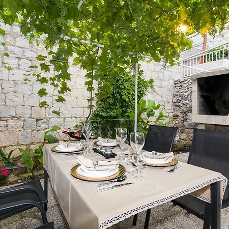 Apartment Stari Dvor Kastela Exterior photo